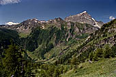 Lungo il sentiero che da Ciamporino porta all'Alpe Veglia, il Monte Leone domina il panorama. 